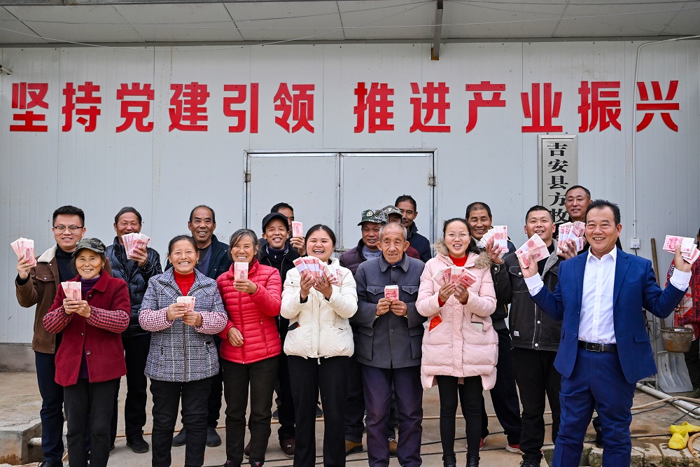 PG电子集团助力“小蛋鸡蝶变金凤凰”